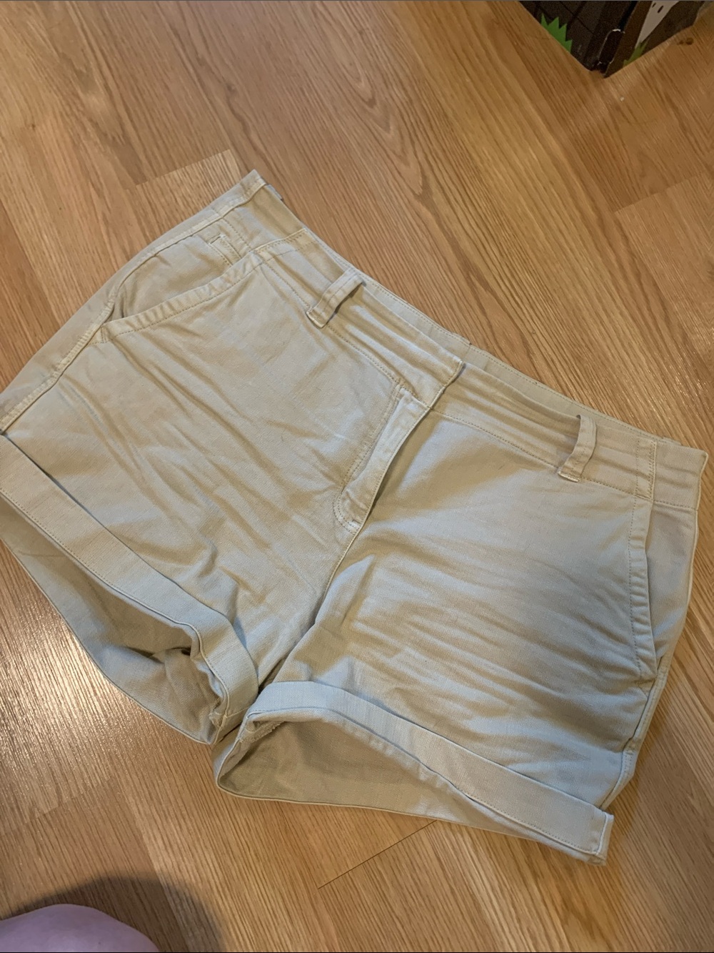 Vineyard Vines khaki colored shorts -5 inch